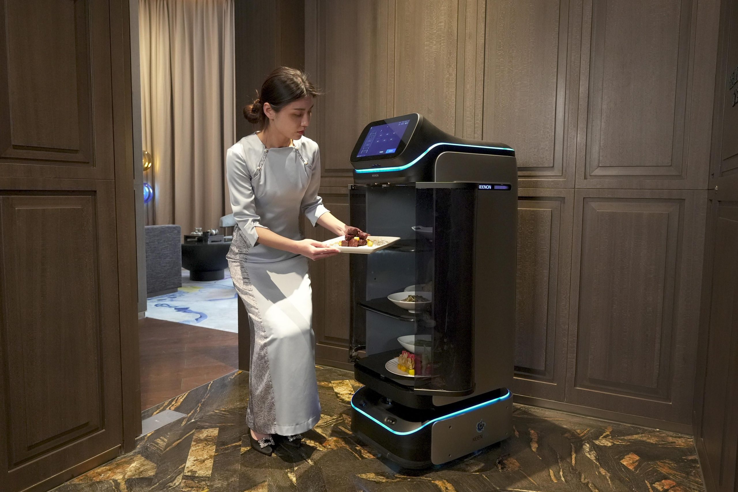 KEENON DINERBOT T3 vận chuyển món từ bếp