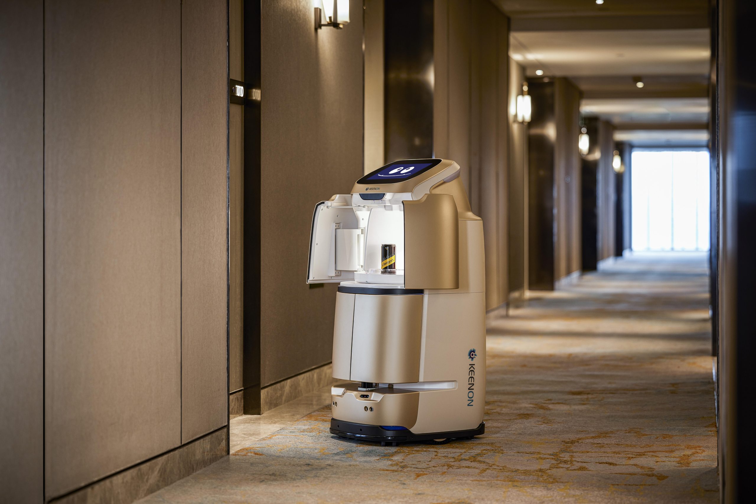KEENON BUTLERBOT W3 phục vụ hành lang khách sạn